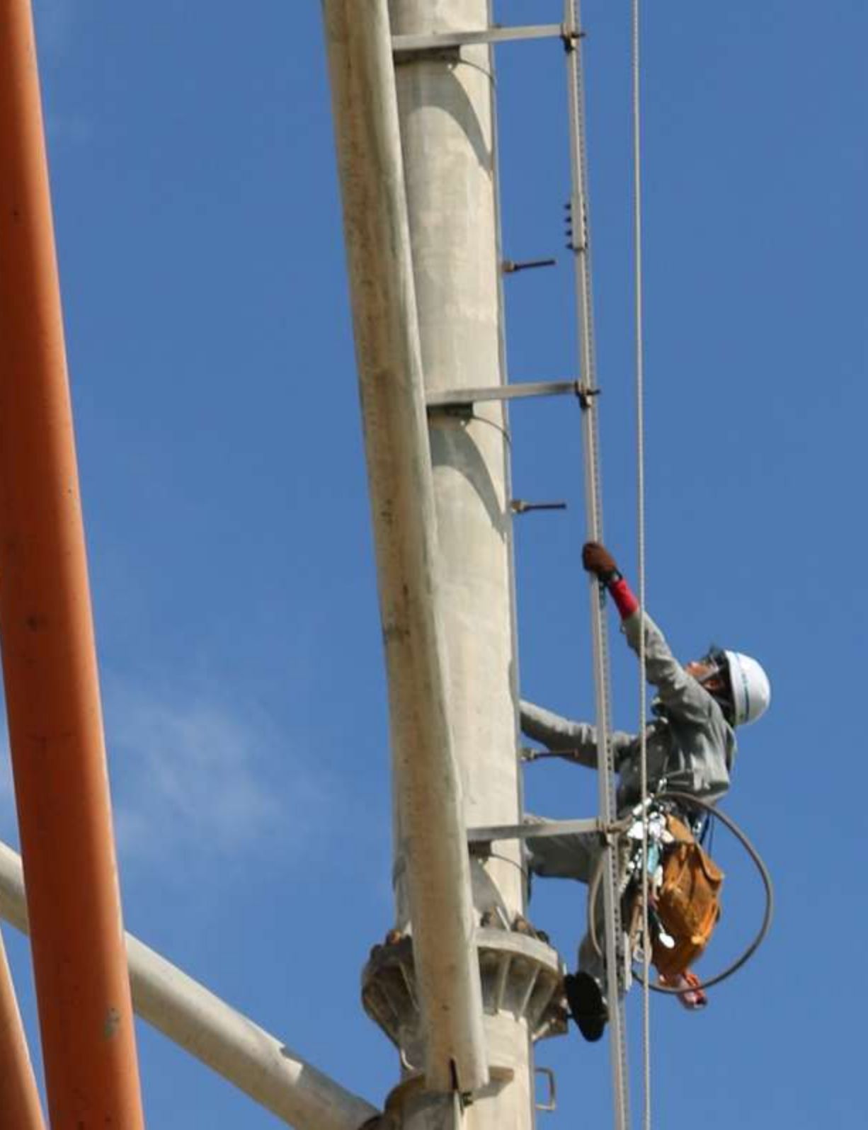 鉄塔で作業する様子